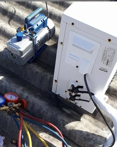 Bomba de vácuo e manifold ligados ao ar condicionado