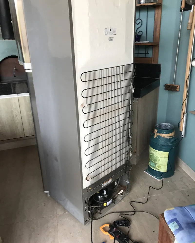 Geladeira com o sistema de refrigeração em conserto