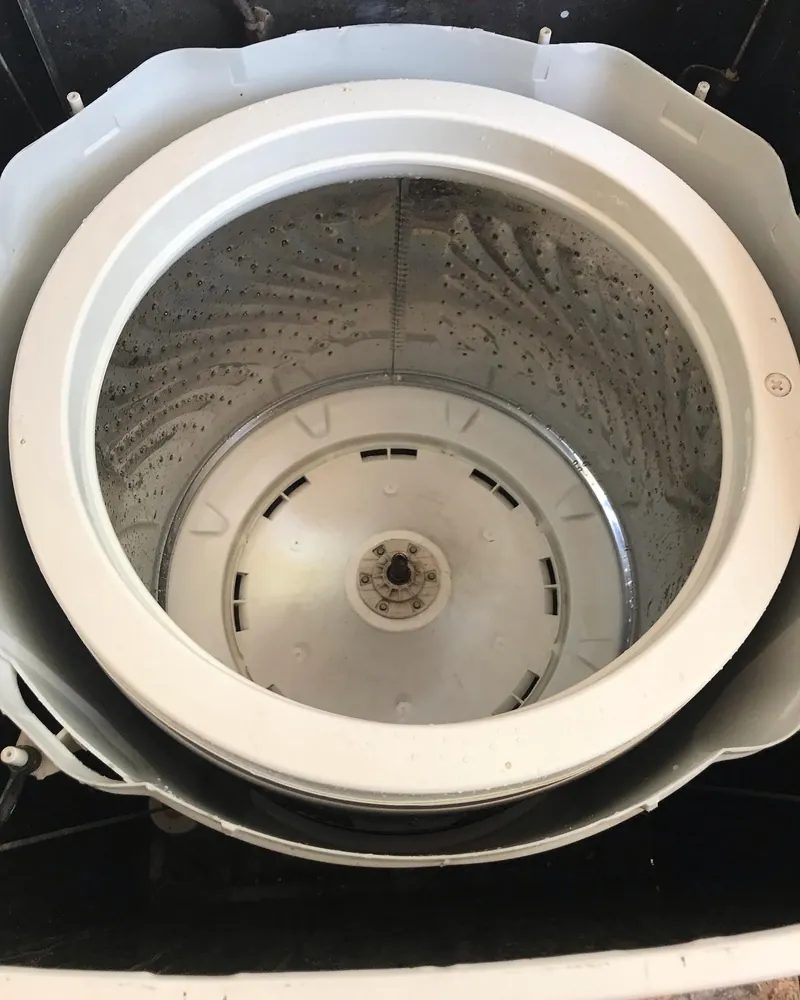 Máquina de lavar com o cesto desmontado